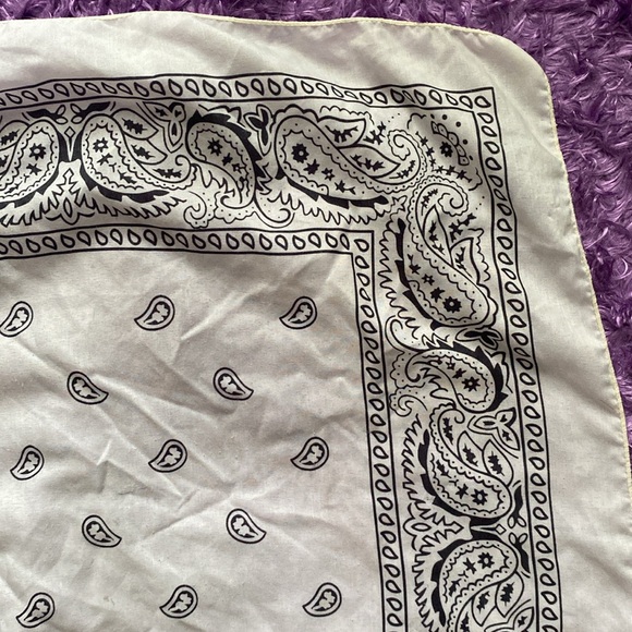 White and black paisley bandana / kerchief - Picture 6 of 17